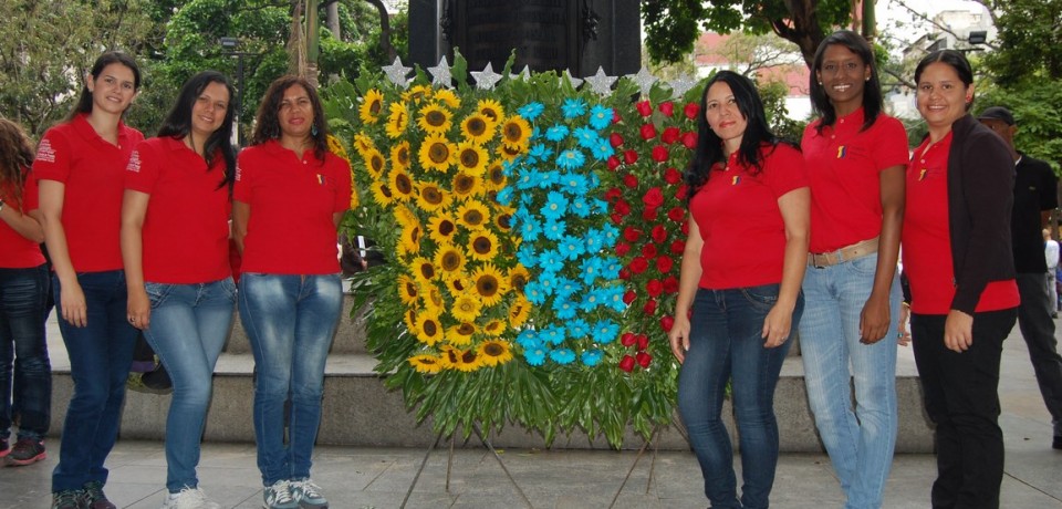 Ofrenda floral ante la estatua ecuestre del Libertador Simón Bolívar por el 4to aniversario de la TSS