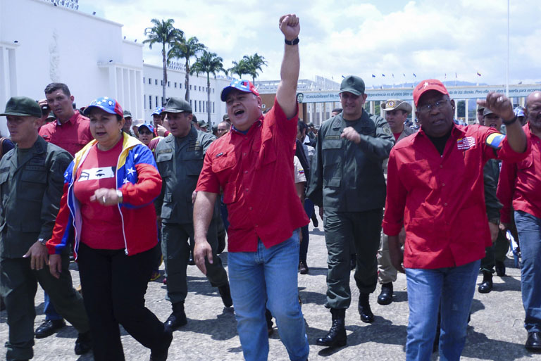 Una caravana multitudinaria de revolucionarios fue hasta el Cuartel de la Montaña