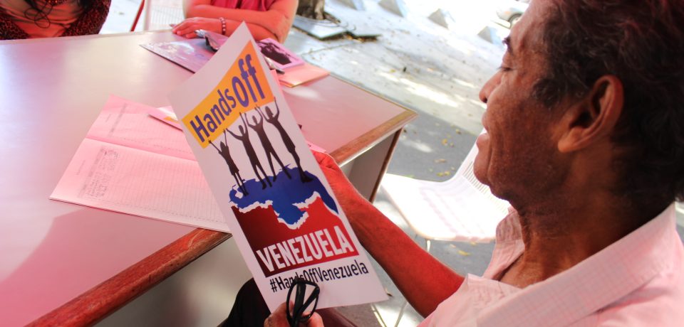 Recolección de firmas por la paz de Venezuela en la sede de la TSS